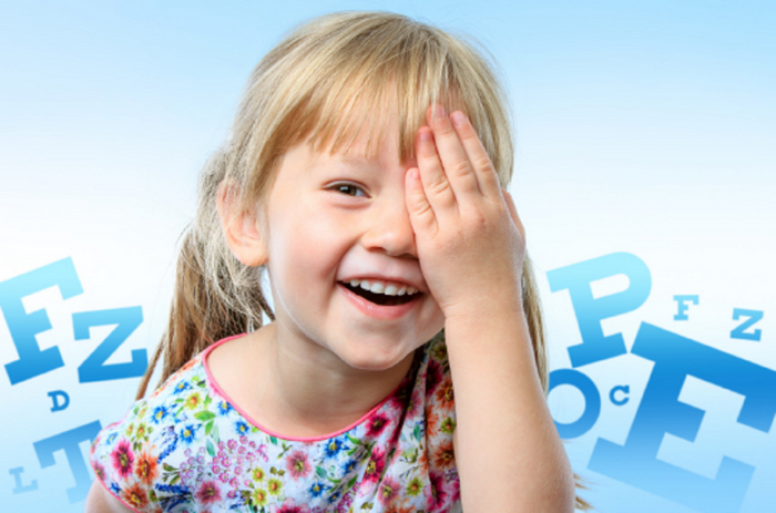 Niña rubia en cuidado de la vista para niños