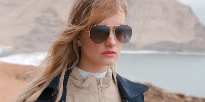 mujer que sabe ventajas de usar lentes de sol (10)