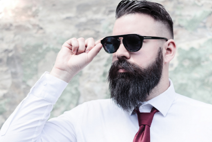 Hombre con lente de aviador