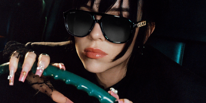 Mujer con  lentes de sol Gucci