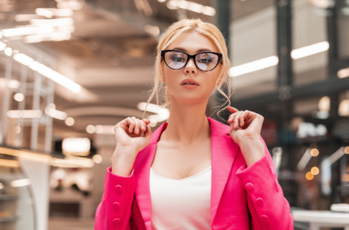 Mujer elegante con lentes gucci