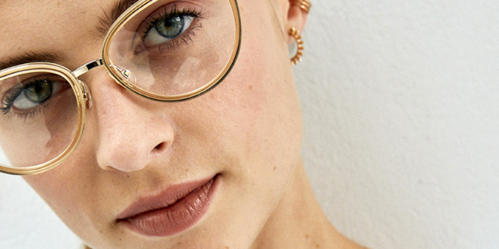 mujer con lentes para enfermedades a la vista