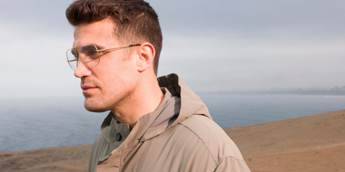 hombre combina lentes aviador