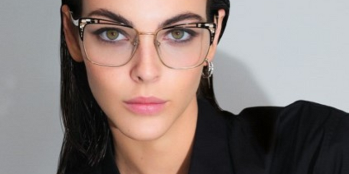 mujer con lentes estilos (30)