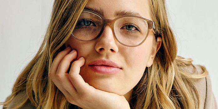 mujer gafas que rejuvenecen