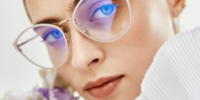 mujer y lentes con filtro azul y antireflejo (110)